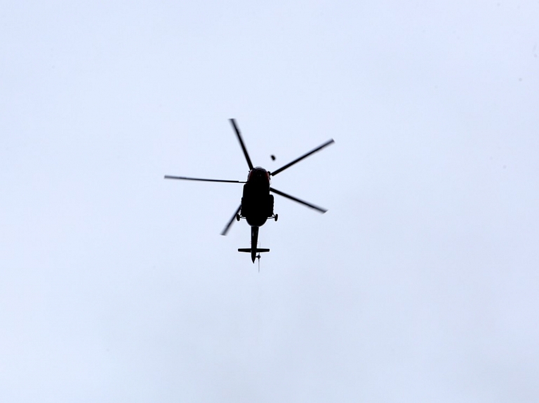 Policija: Helikoptera avārija Priekules novadā notikusi, aizķerot elektrolīniju