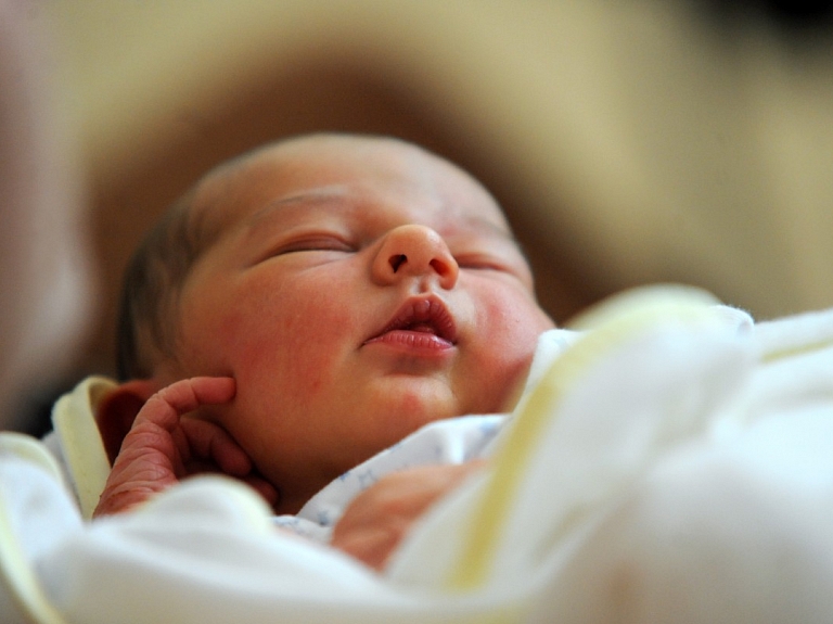 Madonas slimnīcai uzdāvina jaundzimušo intensīvās aprūpes sistēmu