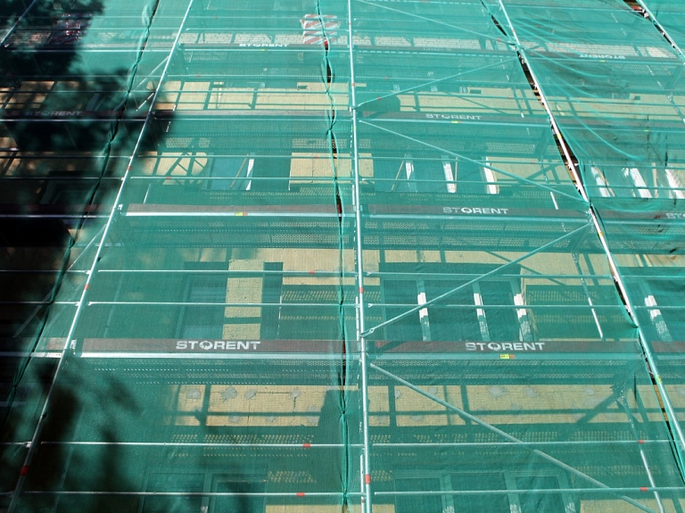 Jelgavā ar valsts programmas atbalstu sāk daudzdzīvokļu dzīvojamās mājas renovāciju