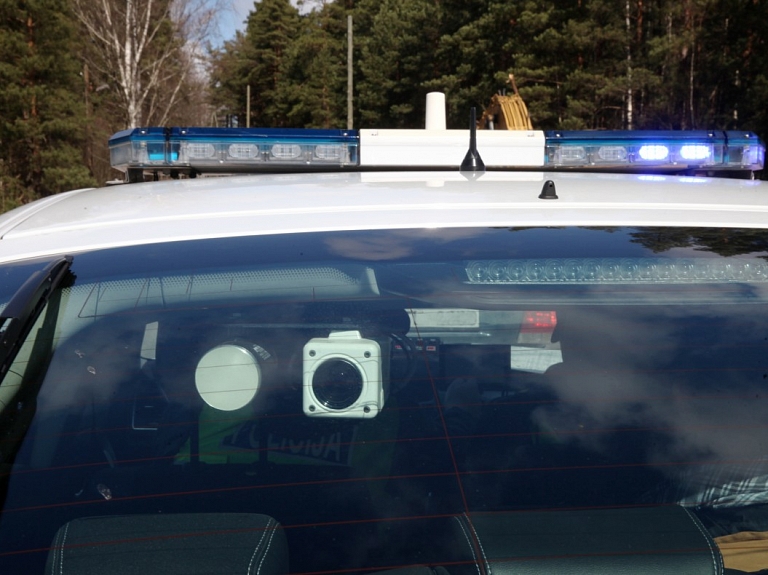 Preiļos vīrietis ar nelikumīgi glabātu ieroci nošauj suni