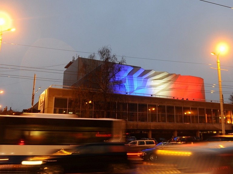 Dailes teātra ēkas 40.jubilejā izgaismos tās fasādi