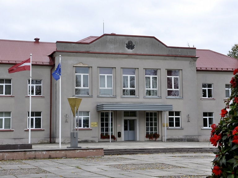 Varētu lemt par Preiļu novada vakara un neklātienes maiņu vidusskolas pievienošanu citai izglītības iestādei