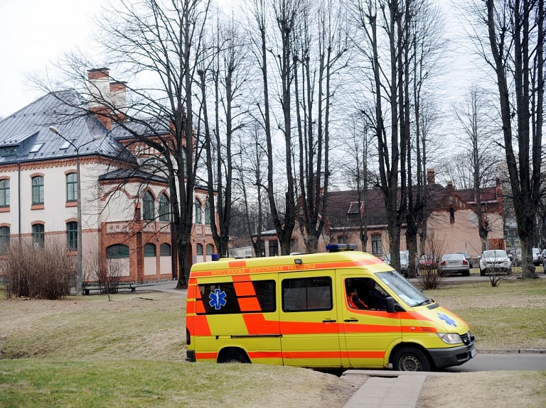 Slīpējot metāla detaļu, atlec šķemba un ieduras vīrietim vēderā