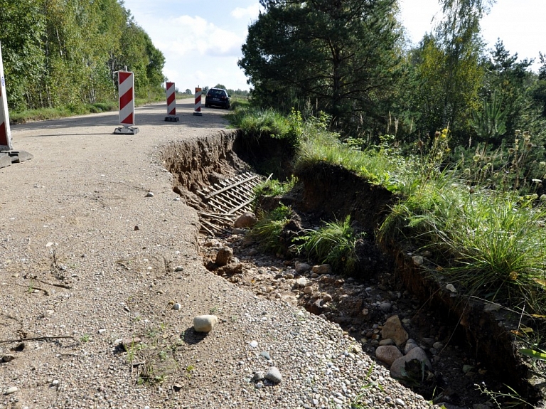 Riebiņu novada pašvaldības autoceļu uzturēšanu par 133 000 eiro veiks un plūdu sekas likvidēs SIA "Neitrino"