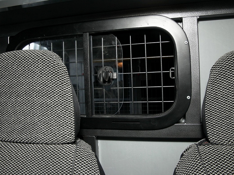 Jelgavas Pašvaldības policijai pirks jaunu mikroautobusu avārijā cietušā vietā