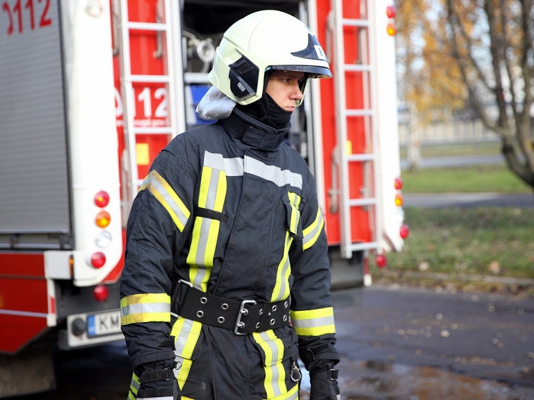 papildināta - Avārijā Jelgavā šorīt cietusi VUGD automašīna