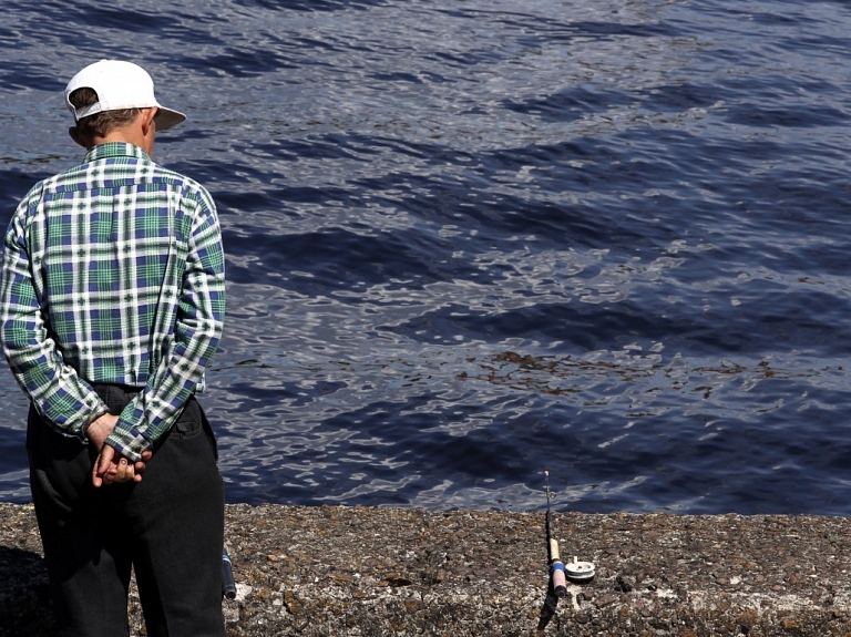 Alūksnes ezerā ielaistas trīs tonnas varavīksnes foreļu