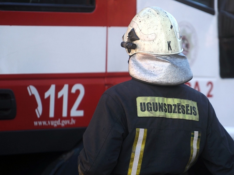Glābēji palīdz kājas traumu guvušam vīrietim Jelgavas novadā