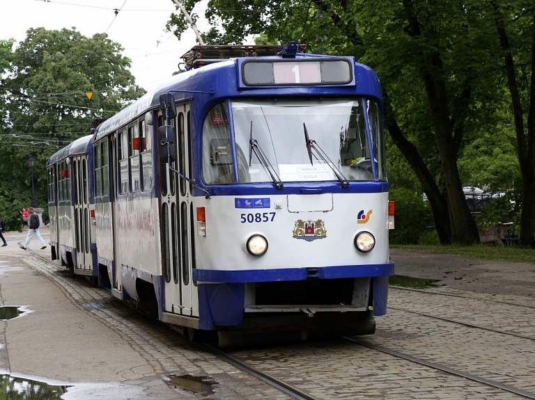 Rīgā tramvajs notriecis vīrieti