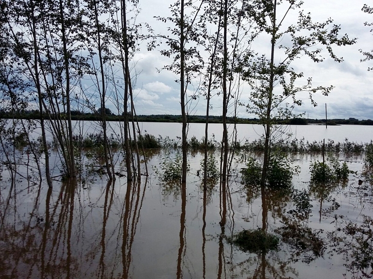 Daugavā pie Daugavpils ceļas ūdens līmenis, brīdina par pagrabu applūšanu