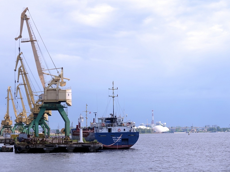 Izsolē pārdos Ventspils ostas peldošo celtni