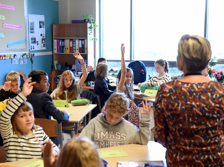 Valdība apņemas celt zemāko algas likmi pedagogiem, izmaiņu apmēru piesaistot skolu tīkla sakārtošanas rezultātiem