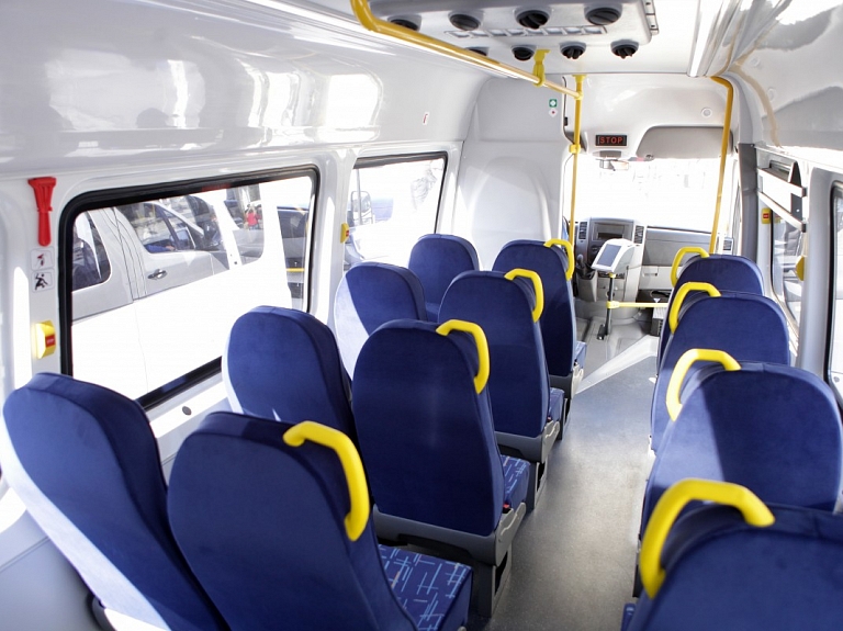 Strauji bremzējot sabiedriskajam transportam, Jelgavā cietusi pasažiere