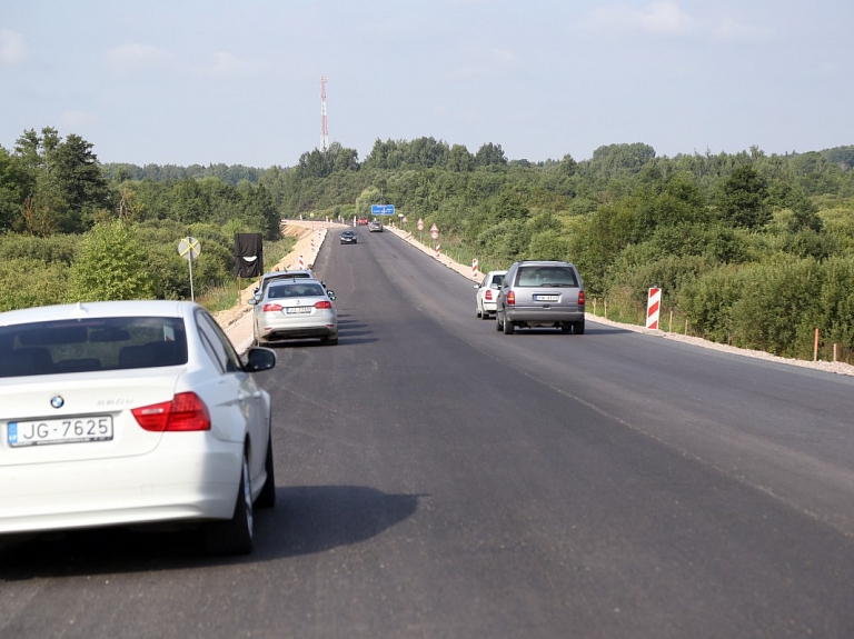 papildināta - Autoceļu uzturēšanai pērn izlietots 65,1 miljons eiro