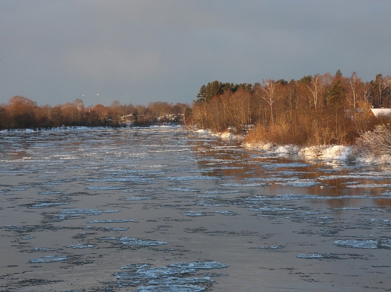 Daugavā pie Zeļķiem ūdens līmenis pakāpies 30 centimetrus virs kritiskās atzīmes