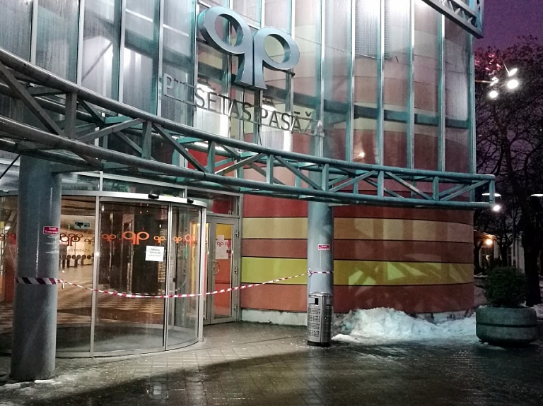 Slēgta tehnisko ķibeļu apsēstā "Pilsētas pasāža" Jelgavā; tiek gaidīti BVKB speciālisti
