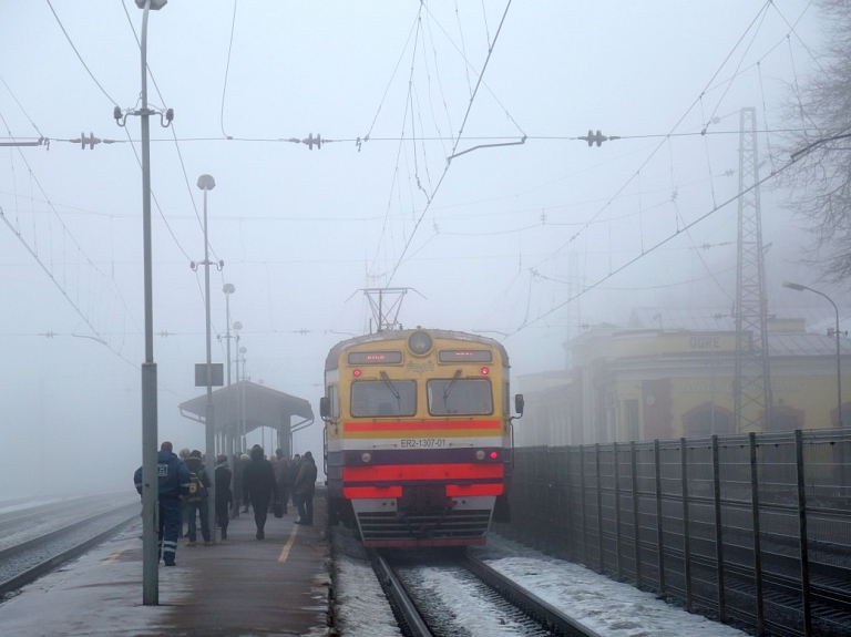 Auto sadursmē ar vilcienu iet bojā vīrietis