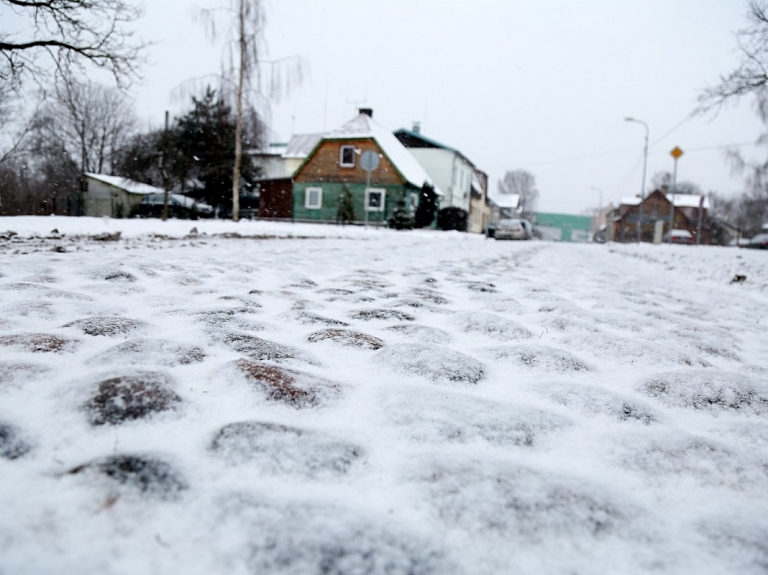 Otrdien gan naktī, gan dienā būs daudz nokrišņu, gaidāms arī sniegputenis