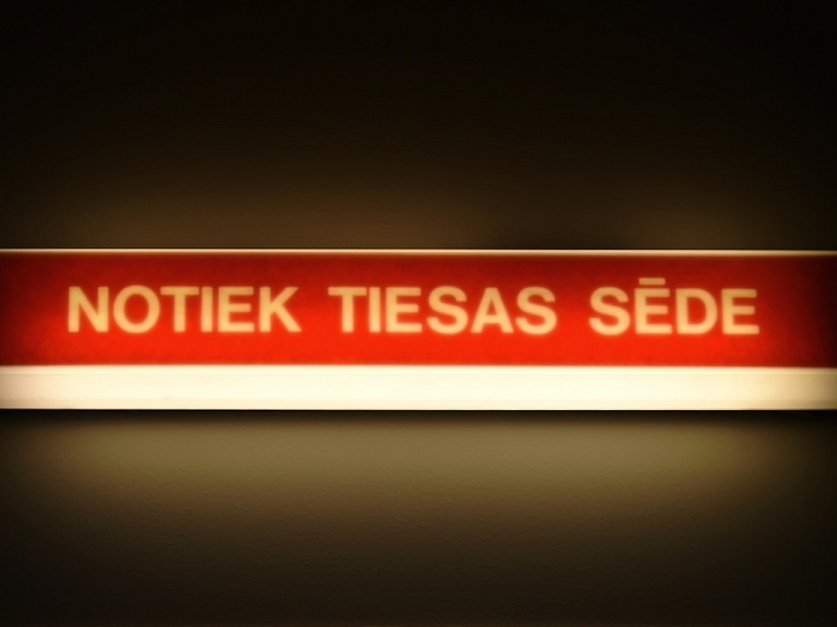 Tiesa atlikusi krimināllietas izskatīšanu par personu paverdzināšanu un naudas izspiešanu