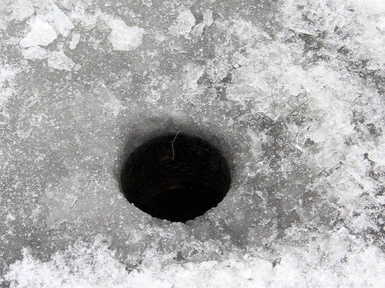 Jelgavā Pašvaldības policija mājās nogādā nepilngadīgu āliņģu cirtēju