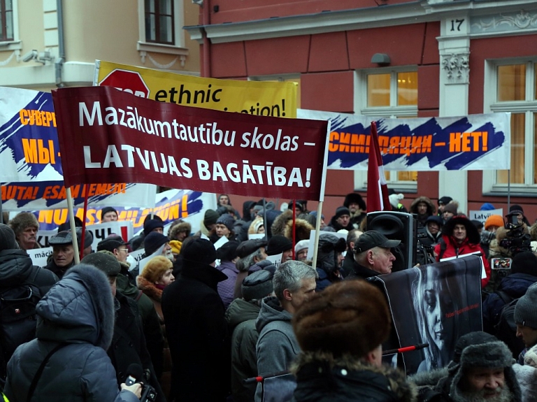 Neskatoties uz plašiem krievu skolu aizstāvju iebildumiem, Saeimas komisija konceptuāli atbalsta pāreju uz mācībām latviešu valodā