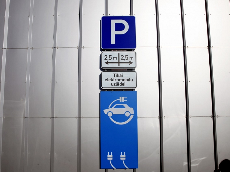 Auces novada dome ļauj CSDD būvēt elektromobiļu ātrās uzlādes staciju uz pašvaldības zemes
