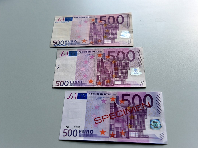 Iereibis ātruma pārkāpējs Dobeles novadā policistiem piedāvā 500 eiro kukuli