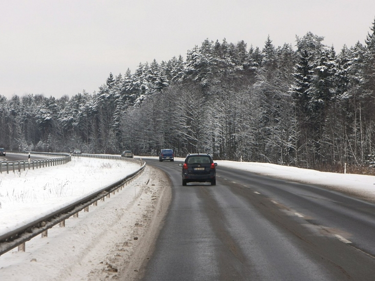 Bargā sala dēļ samazinājušies autoceļu ziemas uzturēšanas darbi