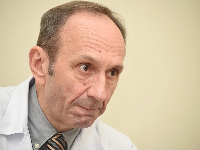 Kukuļņemšanā apsūdzētā Jelgavas slimnīcas vadītāja lieta atlikta uz jūniju