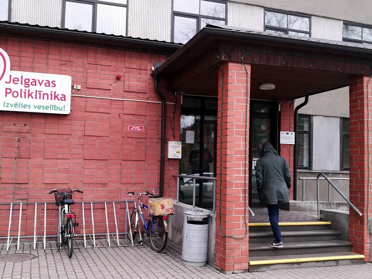 Uz nākamo tiesas sēdi par Jelgavas poliklīnikas vadītājas Zīvertes krimināllietu atkārtoti aicinās lieciniekus