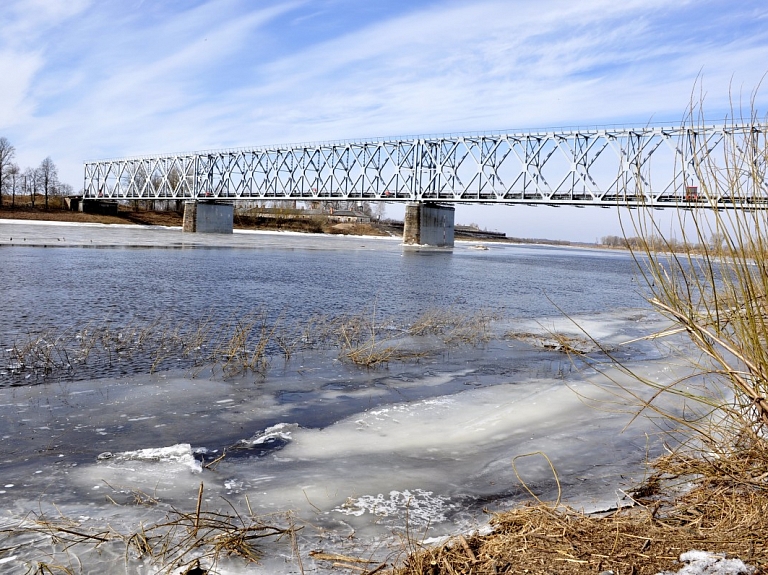 Daugava pie Daugavpils vietumis jau atbrīvojusies no ledus