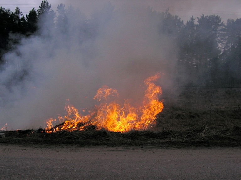 Krustpils novadā pieķerts kūlas dedzinātājs