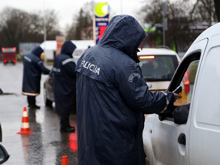 Kurzemē brīvdienās apturēti 13 iereibuši transportlīdzekļu vadītāji