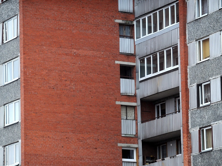 Izkrītot no balkona, mazs bērns gūst nopietnas traumas