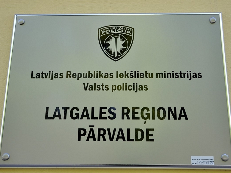 Dzērumā avāriju izraisījušā Viļānu pašvaldības policista lietu nodota kriminālvajāšanai