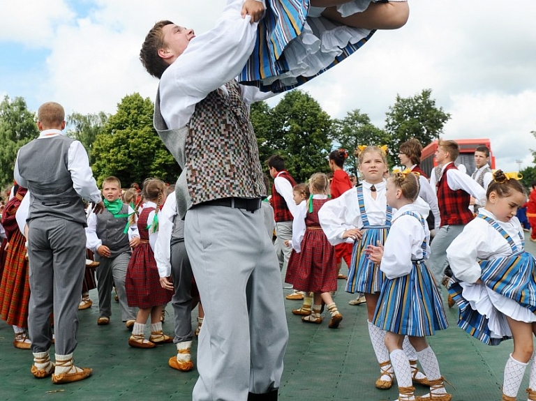 Limbažos notiks brīvdabas deju lielkoncerts "Izrakstīju goda kreklu"