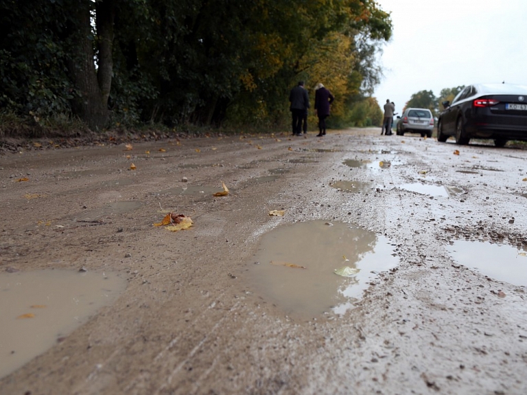 Atbalsta papildu 16,897 miljonu eiro piešķiršanu valsts reģionālo autoceļu kvalitātes uzlabošanai