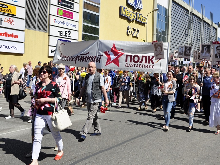 Daugavpilī vairāk nekā tūkstoš iedzīvotāju svin sabiedroto uzvaras Otrajā pasaules karā 73.gadadienu