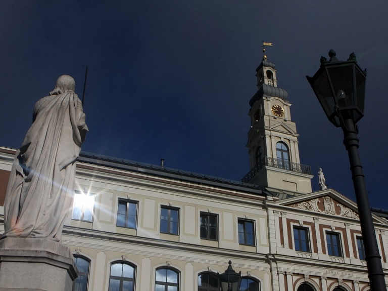 Rīgas domes pakļautības iestādēs strādā 28 radniecīgām saitēm saistītas personas; interešu konflikta nevienam neesot