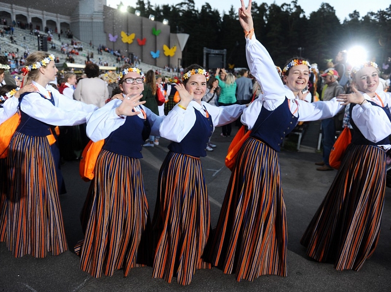 Dziedātāji un dejotāji varēs apvienot dalību Dziesmusvētku lieluzvedumos "Māras zeme" un "Zvaigžņu ceļā"