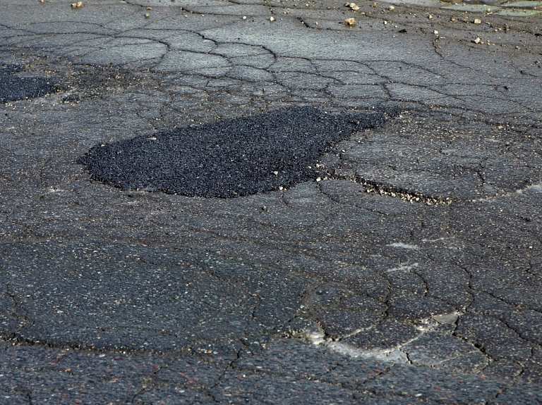 "Latvijas autoceļu uzturētājs" pabeidzis bedru masveida remontu uz valsts autoceļiem ar lielāko satiksmes intensitāti