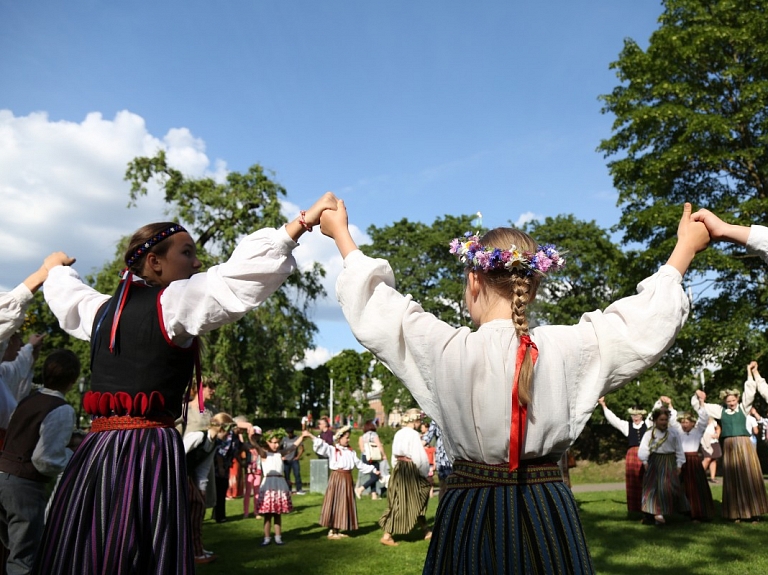 Daugavpils novada jaunieši rīkos ielīgošanas pasākumu Raiņa mājā Berķenelē