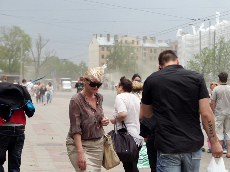 Tuvākajās dienās Latvijā pūtīs brāzmains vējš