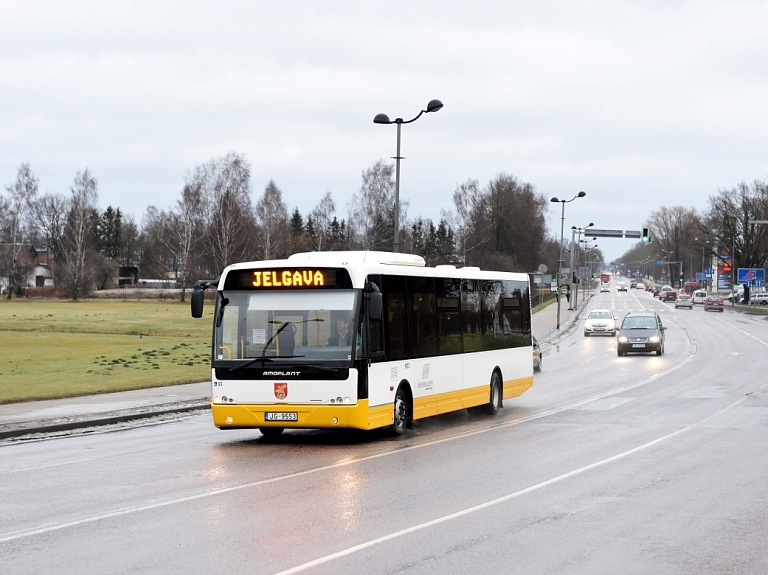 Jelgavas autobusu parks autobusus turpinās nomāt no pilsētas mēra dēla vadītā uzņēmuma