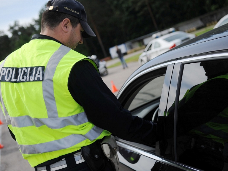 Salīdzinot ar pagājušo gadu, Jāņu nedēļas nogalē pie stūres alkohola reibumā sēdušies vairāk cilvēku