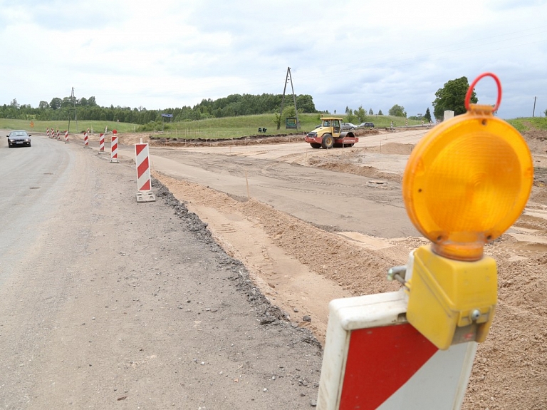 "Latvijas autoceļu uzturētājs": Vietējo ceļu uzturēšanai un remontiem ik gadu būtu nepieciešami 130 miljoni eiro