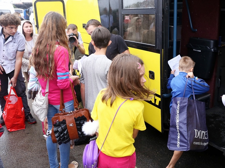 Atrod līdzekļus bezmaksas reģionālā transporta nodrošināšanai daudzbērnu ģimenēm Dziesmu svētku laikā