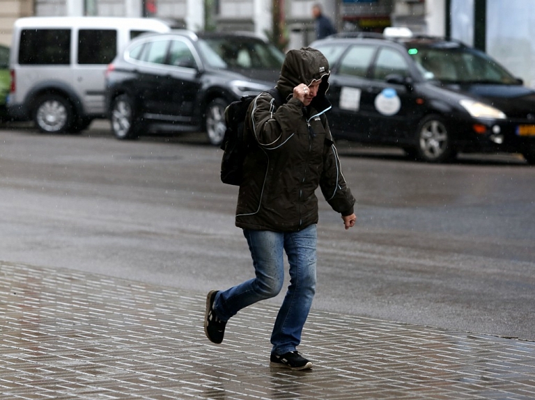 Otrdien visvairāk līs Kurzemē; valsts austrumos var nodārdēt pērkons