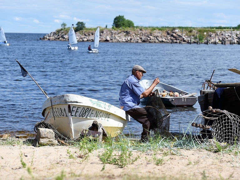 Ventspilī restaurēts piemineklis Jūrniekiem un zvejniekiem