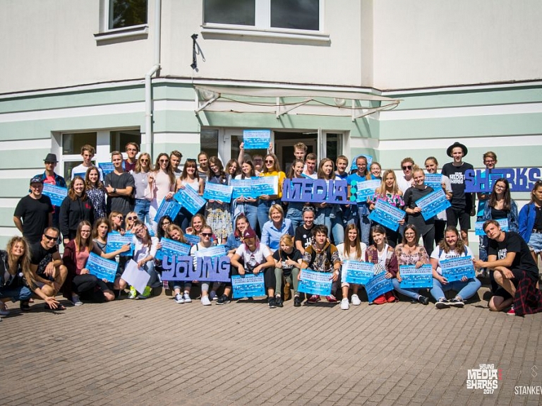 Sākusies pieteikšanās starptautiskajai mediju nometnei "Young Media Sharks 2018"